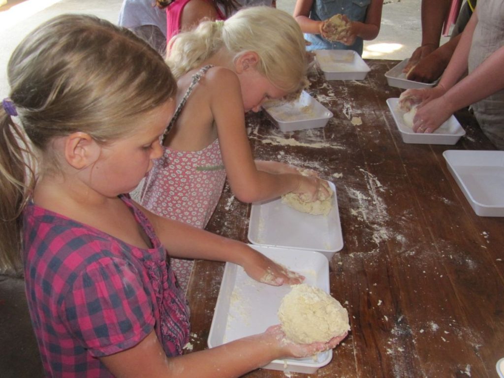 fabrication du pain camping nature 4 étoiles piscine pedagogique ludique ferme alternative