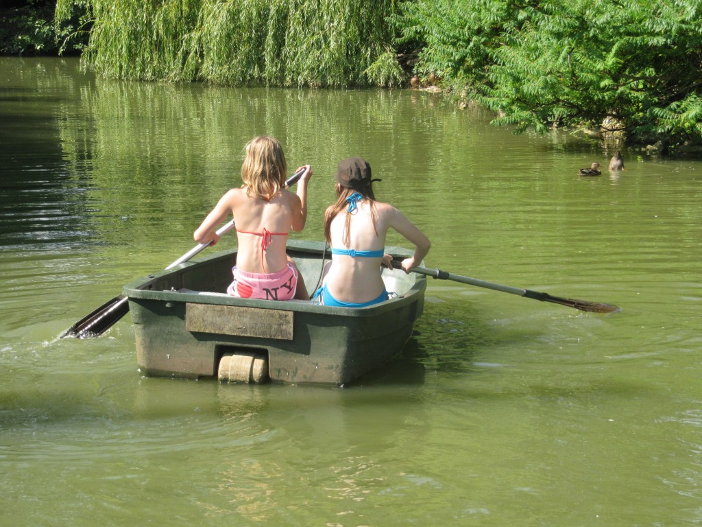 Vue de dos, sur deux enfants à bord d'une barque