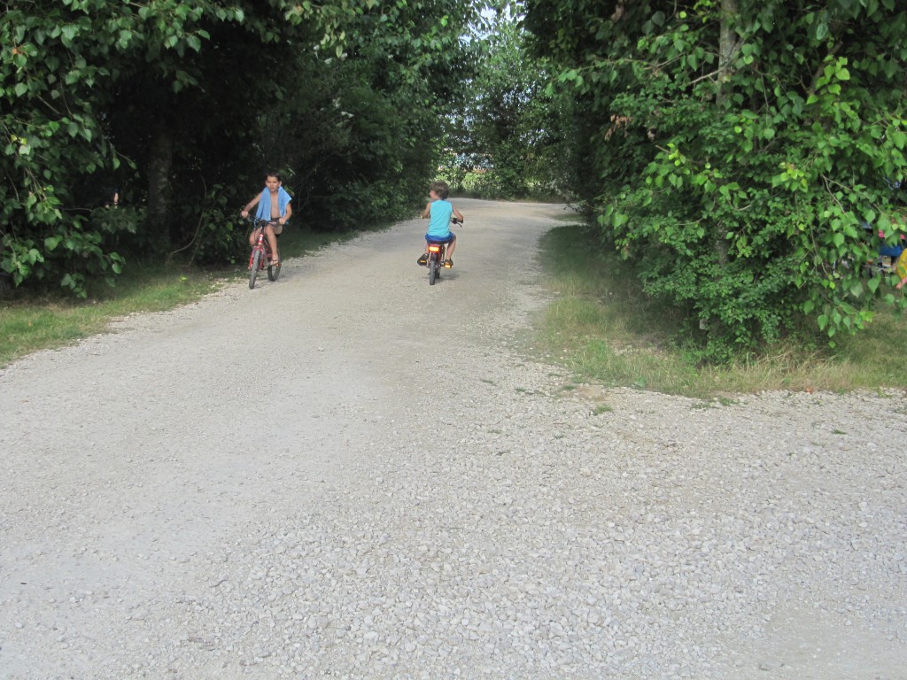 Deux enfants à vélos